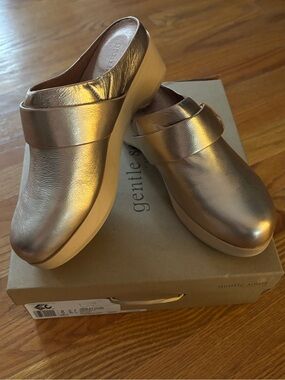 Kenneth Cole Metallic Rose Gold Platform Clog Mules